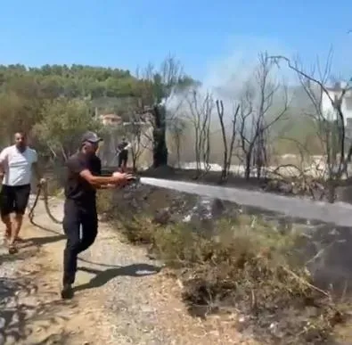 Bie zjarr pranë banesave në Kodër Krastë të Elbasanit