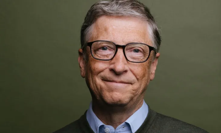 Bill Gates: Tri punët e vetme që do t’i mbijetojnë revolucionit të Inteligjencës Artificiale