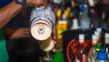 “Bishti i Majmunit” kthehet në tragjedi, 49 persona të vdekur dhe 182 në spital nga alkooli në Nigeri