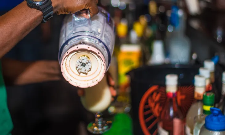 “Bishti i Majmunit” kthehet në tragjedi, 49 persona të vdekur dhe 182 në spital nga alkooli në Nigeri