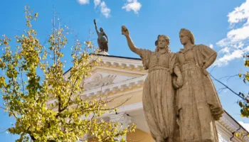 Blendi Gonxhja nxjerr “Valltaret” e Kinostudios, nga hija e kujtesës në dritën e Parkut të Artit