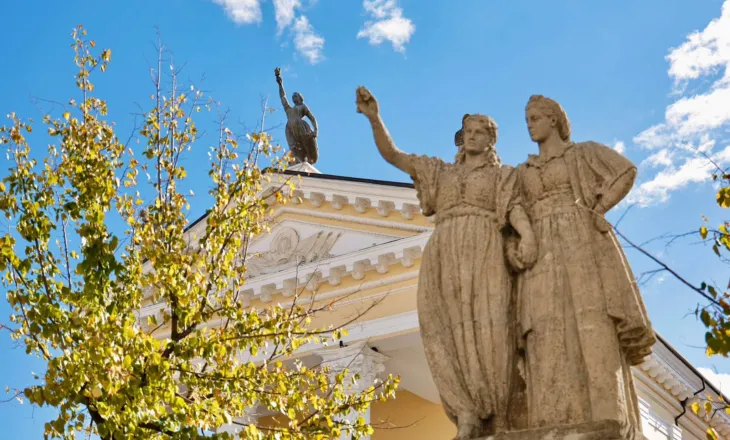 Blendi Gonxhja nxjerr “Valltaret” e Kinostudios, nga hija e kujtesës në dritën e Parkut të Artit