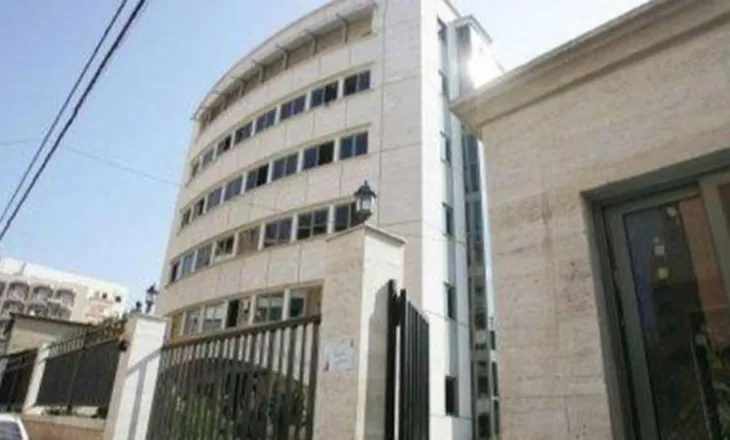 Blenë makinë me vlerë 1.6 mln lekë, punësuan shofer të ri, por paguanin 6 të tjerë, dërgohen në gjyq 8 ish-zyrtarë të FAF sh.a.