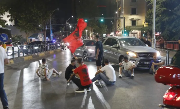 “Bllokim rruge dhe prishje të qetësisë publike”, arrestohet një protestues dhe procedohen 14 të tjerë