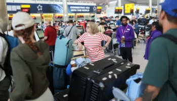 Bllokohen fluturimet në Britani, një plan ushtarak dyshohet se shkaktoi problemin