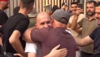 Bllokuan Kryeministrinë/ Lirohen 14 protestuesit e arrestuar, priten me brohoritje nga qytetarët