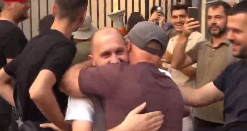 Bllokuan Kryeministrinë/ Lirohen 14 protestuesit e arrestuar, priten me brohoritje nga qytetarët