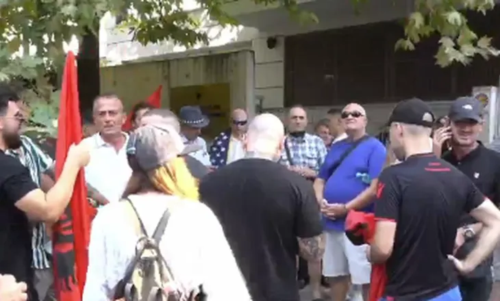 Bllokuan Kryeministrinë teksa Rama ishte në zyrë, 14 të arrestuarit në gjyq, protestuesit mblidhen para Gjykatës: Lirojini