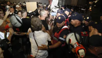 Bllokuan’ në zyrë Ramën, arrestohen 14 protestues pas përplasjeve me policinë para kryeministrisë (Emrat)