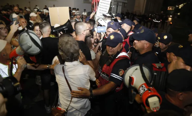 Bllokuan’ në zyrë Ramën, arrestohen 14 protestues pas përplasjeve me policinë para kryeministrisë (Emrat)