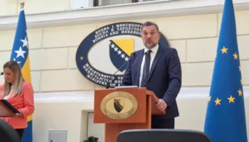 Bosnja dëbon dy diplomatë serbë për shkak të madhështimit të Mlladiçit! Duhet të largohen brenda 48 orësh