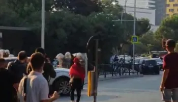 Brenda seancë, jashtë Parlamentit përplasje-Protestuesit gjuajnë me vezë efektivët (VIDEO)