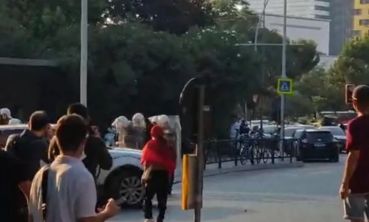 Brenda seancë, jashtë Parlamentit përplasje-Protestuesit gjuajnë me vezë efektivët (VIDEO)