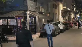 Breshëri plumbash ndaj lokalit të shqiptarit në Athinë, plagoset vajza e tij 10-vjeçare! 4 autorët djegin makinën pas sulmit