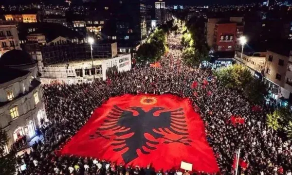 Britania lëshon njoftim urgjent shtetasit e saj, në lidhje me protestat