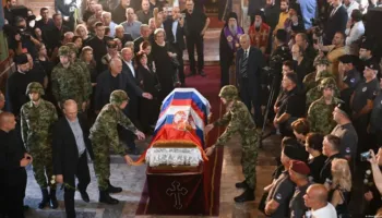 Britania thërret ambasadorin serb për sqarime pas nderimeve për Mlladiçin