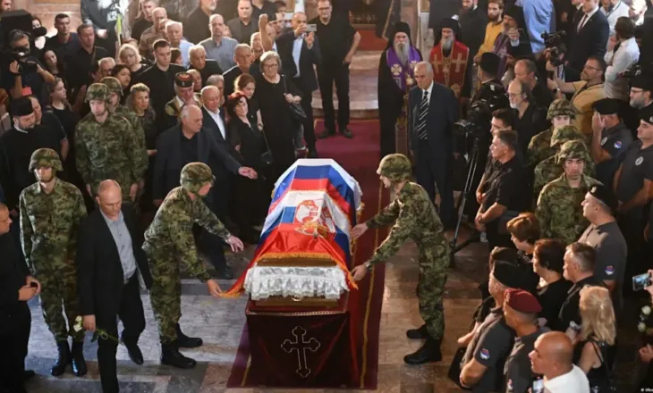 Britania thërret ambasadorin serb për sqarime pas nderimeve për Mlladiçin