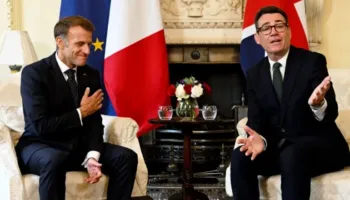 Burnham dhe Macron takohen në “Downing Street”, bien dakord të shtojnë masat kundër emigracionit ilegal midis Francës dhe Anglisë