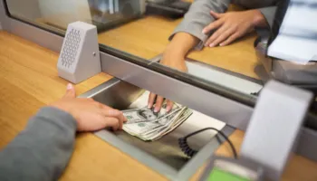 Burrat dominojnë depozitat bankare, hendeku gjinor mbetet mbi 343 mijë depozitues