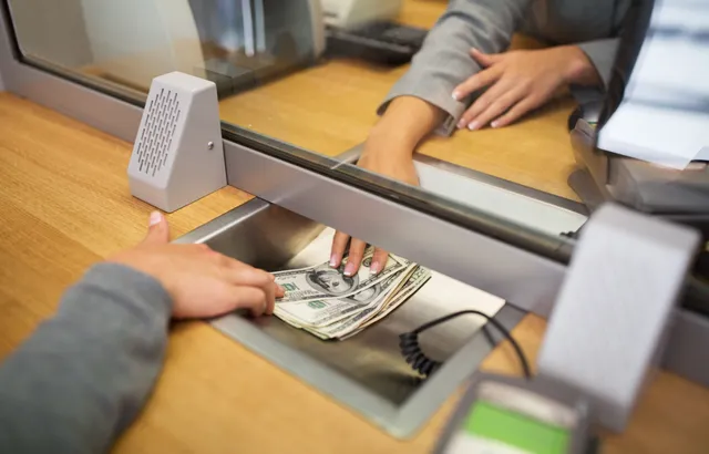 Burrat dominojnë depozitat bankare, hendeku gjinor mbetet mbi 343 mijë depozitues