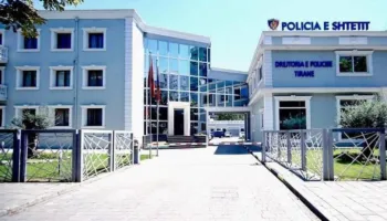 Burri vret bashkëshorten në sy të nipit 14-vjeçar, arratiset nga vendngjarja