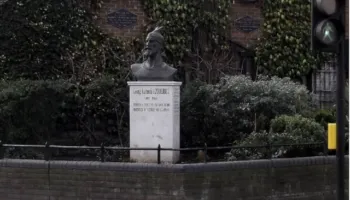 Busti i Skënderbeut “zhduket” nga Londra, Mal Berisha ngre alarmin: Kush vendosi ta heqë?