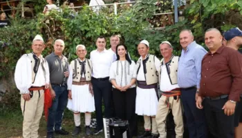 Bysheku i Elbasnit feston, natyra dhe tradita bashkojnë qytetarë e turistë