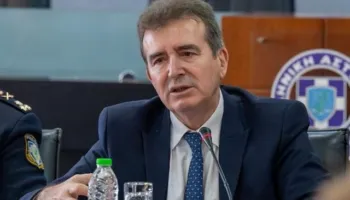 “Call Centerat shqiptare po na mashtrojnë”, ministri grek lëshon alarmin: Do arrestohen të gjithë!
