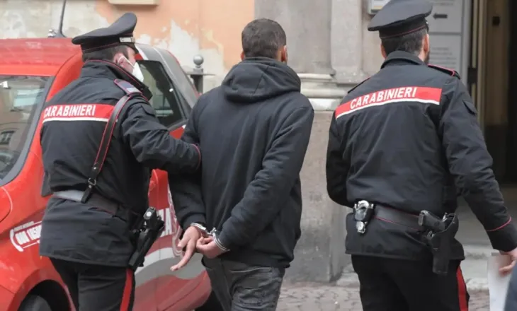 Çanta me 70 kilogramë kokainë dhe mbi 170 mijë euro në dhomën e gjumit, arrestohet