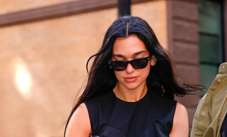 Çantat me print leopard janë rikthyer fuqishëm, Dua Lipa tregon si t’i kombinoni