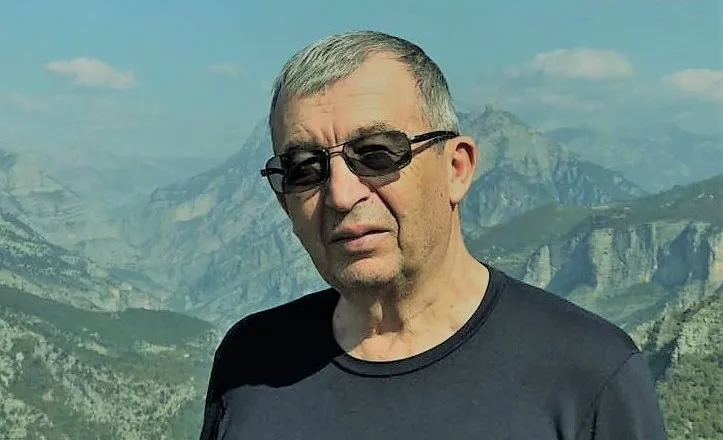 Çapajev Gjokutaj: S’guxon njeriu me hy në rrjete sociale se “përmbytesh” nga selfiet