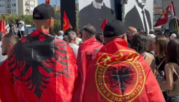 “Çfarë drejtësie është kjo?”/ Dënimi i ish-krerëve të UÇK, mijëra qytetarë protestojnë në Prishtinë: A ka kjo gjykatë flamur për të mbuluar këtë turp?