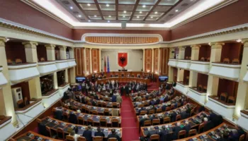 Çfarë pritet të ndodhë sot në Kuvend, nga interpelancat me 5 ministra, te votimi i formulës për pagat e magjistratëve! Jashtë Parlamentit protestë