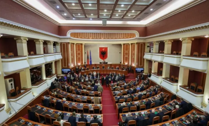 Çfarë pritet të ndodhë sot në Kuvend, nga interpelancat me 5 ministra, te votimi i formulës për pagat e magjistratëve! Jashtë Parlamentit protestë