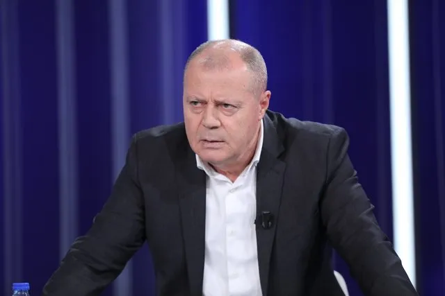 “Çfarë shoqërie fisnore!”/ Nano ironizon pritjen me valle të Berishës: Ja pse shqiptarët nuk e votojnë PD-në