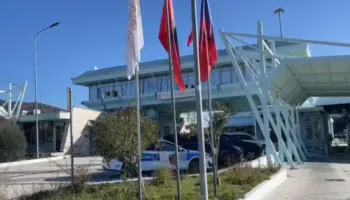 Cigaret kontrabandë kalojnë Kakavijën, 90 steka hynë të fshehura në autobusin Tiranë-Athinë