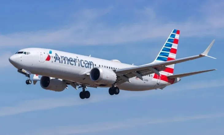 “Çmenduri” dhe panik në avionin e “American Airlines”, pasagjerja zhvishet dhe provokon udhëtarët me veprime të pahijshme!