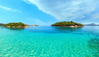 ”Conde Nast Traveler”: Shqipëria destinacioni ku mikpritja takohet me natyrën, traditën dhe luksin