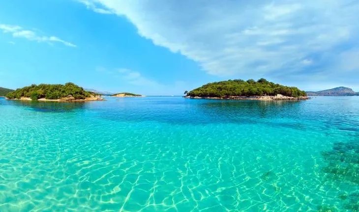 ”Conde Nast Traveler”: Shqipëria destinacioni ku mikpritja takohet me natyrën, traditën dhe luksin