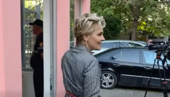 “Dashuria gjë e madhe”, Kryemadhi paraqitet në GJKKO, nuk kursen ironitë për Agasin dhe Hysenin: E pe si i fik radarët…neve vetëm na i ndezin