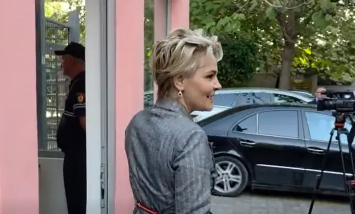 “Dashuria gjë e madhe”, Kryemadhi paraqitet në GJKKO, nuk kursen ironitë për Agasin dhe Hysenin: E pe si i fik radarët…neve vetëm na i ndezin
