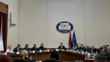 DEBATET/ Politika e nis ‘luftën’ që te Konferenca e Kryetarëve, shkak pagat e magjistratëve! PD: Po shkelet Kushtetuta! PS: Pagat i cakton Parlamenti, jo Gjykatat