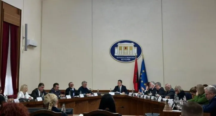 DEBATET/ Politika e nis ‘luftën’ që te Konferenca e Kryetarëve, shkak pagat e magjistratëve! PD: Po shkelet Kushtetuta! PS: Pagat i cakton Parlamenti, jo Gjykatat