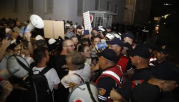 Deklaratë e PD: Rama provokoi rëndë protestuesit paqësor nga zyra e tij, urdhëroi narko-policinë t’i sulmonte
