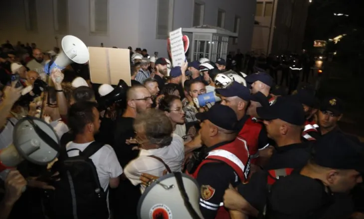 Deklaratë e PD: Rama provokoi rëndë protestuesit paqësor nga zyra e tij, urdhëroi narko-policinë t’i sulmonte