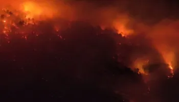 Del jashtë kontrollin situata në Malin e Tërbunit, flakët vijojnë të përhapen me shpejtësi