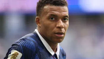 Dëmtimi duket të jetë serioz në ndeshjen Turqi-Francë, Mbappe alarmon Real Madridin dhe kthehet në Spanjë