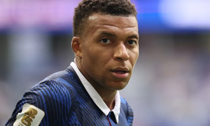 Dëmtimi duket të jetë serioz në ndeshjen Turqi-Francë, Mbappe alarmon Real Madridin dhe kthehet në Spanjë