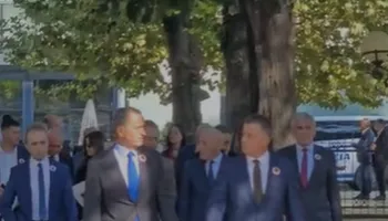 Dënimi i Hagës me 81 vite burg, deputetët e PD-së shkojnë në Kuvend me simbolet e UÇK-së