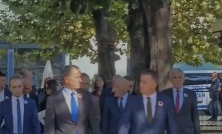 Dënimi i Hagës me 81 vite burg, deputetët e PD-së shkojnë në Kuvend me simbolet e UÇK-së